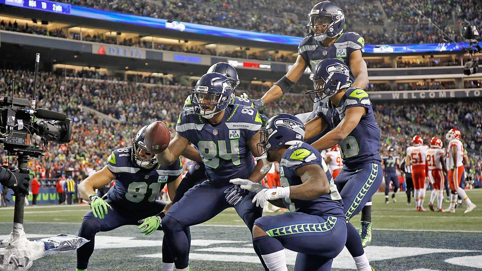 
                <strong>Seattle Seahawks</strong><br>
                Die Seattle Seahawks haben es in Week 16 mit einem 38:31-Sieg gegen die Kansas City Chiefs geschafft: sie lösen das Ticket für die Playoffs.
              