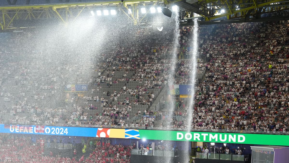 29. Juni 2024, Dortmund: Unwetter während des EM-Achtelfinales zwischen Deutschland und Dänemark erzwingen eine Spielpause.