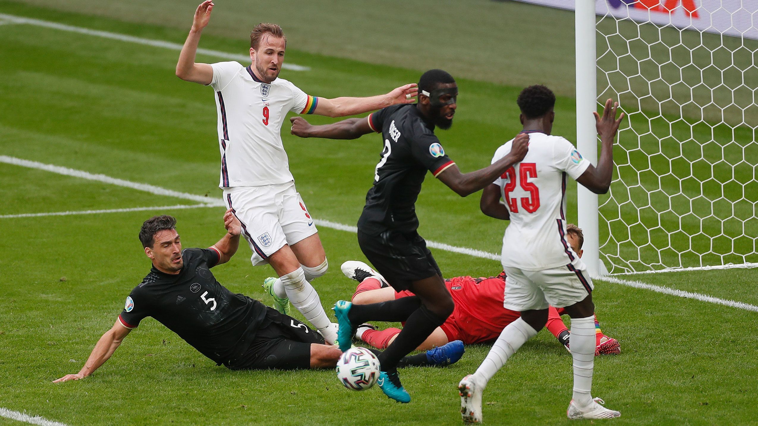 
                <strong>Mats Hummels (Deutschland)</strong><br>
                Der Abwehrchef gewinnt wichtige Kopfbälle im eigenen Strafraum und strahlt durchgehend Ruhe aus. Besonders sehenswert ist sein Hechtsprung, mit dem Hummels vor Kane zur Ecke klärt. In der Nachspielzeit der ersten Hälfte grätscht der BVB-Profi den Ball in höchster Not vor Englands Kapitän weg. Beim 0:1 steht der Routinier schließlich hinter Sterling. ran-Note: 2
              