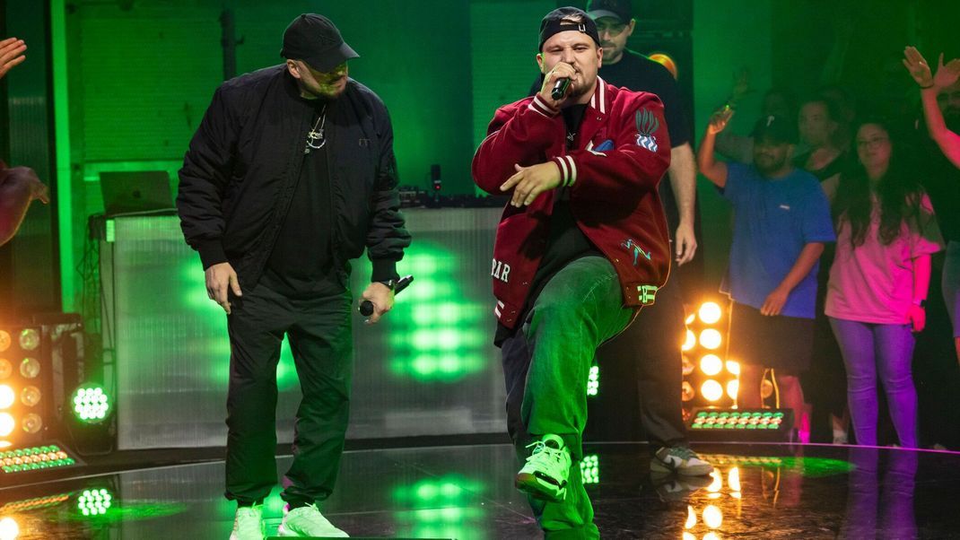 Kool Savas und Ezo performen zusammen "Aura" auf der "The Voice Rap by CUPRA"-Bühne. 