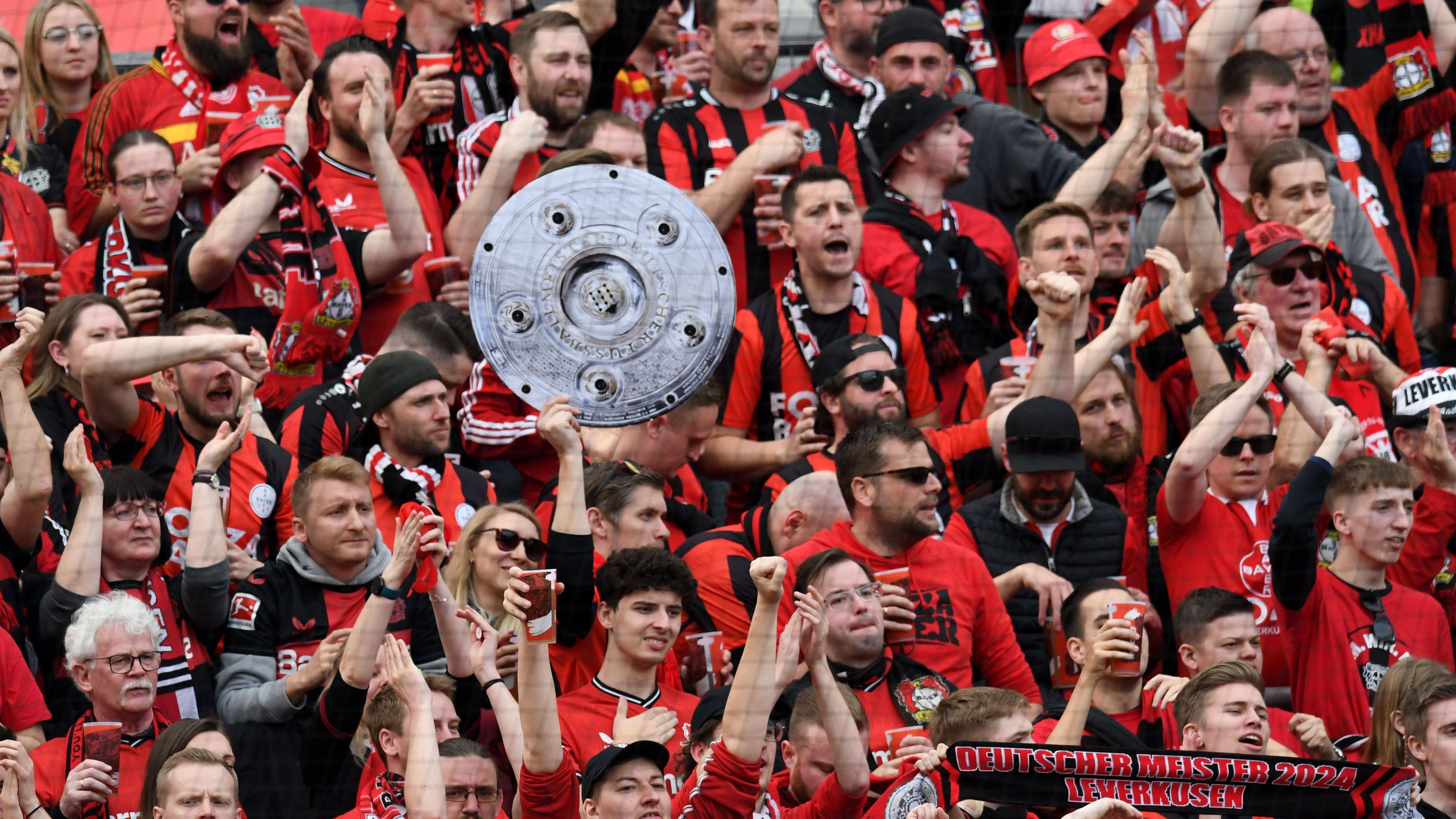 <strong>Bayer Leverkusen: Die besten Bilder der Meisterfeier</strong><br>Schon vor dem Anpfiff des Spiels gegen Werder Bremen war die Meisterschale Trumpf beim Bayer-Anhang. 90 Minuten später war es dann Gewissheit. <em><strong>ran</strong></em> hat die besten Fotos der Meisterfeier.