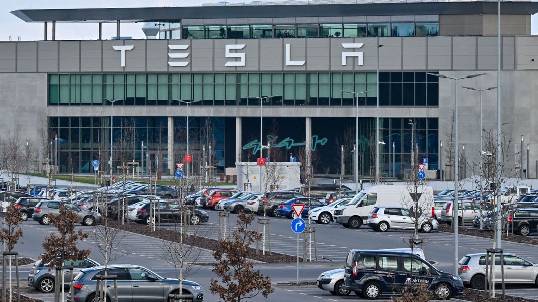 06.03.2024, Brandenburg, Grünheide: Nur wenige Autos von Mitarbeitern der Tesla-Gigafactory Berlin-Brandenburg stehen vor dem Werk. 
