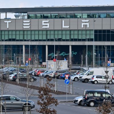 06.03.2024, Brandenburg, Grünheide: Nur wenige Autos von Mitarbeitern der Tesla-Gigafactory Berlin-Brandenburg stehen vor dem Werk. 