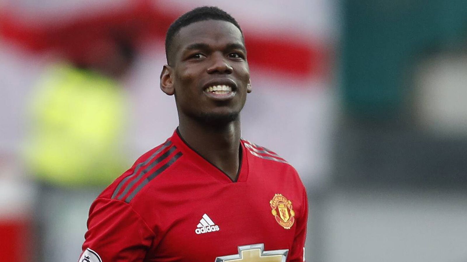 
                <strong>Paul Pogba (Manchester United) </strong><br>
                Pogbas Vertrag bei Manchester läuft noch bis 2021. Unter Trainer Ole Gunnar Solskjaer fühlt sich Pogba wieder deutlich wohler als unter Vorgänger Jose Mourinho. Laut britischen Medien müsste Real für eine Verpflichtung wohl tief in die Tasche greifen. Die Sportblätter auf der Insel spekulieren über Summen von bis zu 160 Millionen Euro, die United für eine Verpflichtung einfordert. Um ihren Star zu halten, denkt man in Manchester darüber nach, den Franzosen mit der Kapitänsbinde und einer Gehaltserhöhung auszustatten. 
              