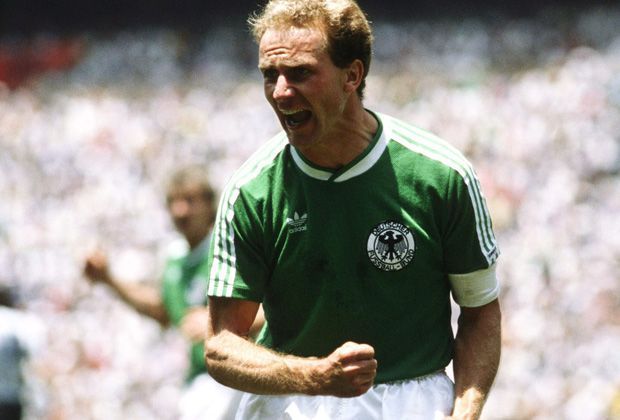 
                <strong>Karl-Heinz Rummenigge (51 Spiele als Kapitän) </strong><br>
                Auch der heutige Vorstandsvorsitzende des FC Bayern, Karl-Heinz Rummenigge, hat eine bewegte Zeit als Kapitän der deutschen Nationalmannschaft hinter sich. In seiner aktiven Zeit konnte er unter anderem den Europameistertitel 1980 bejubeln.
              