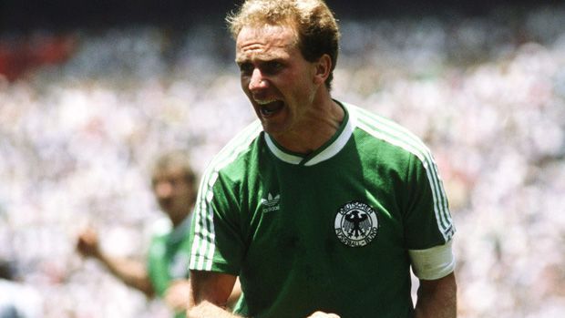 <strong>Karl-Heinz Rummenigge (51 Spiele als Kapitän) </strong><br>
                Auch der spätere Vorstandsvorsitzende des FC Bayern, Karl-Heinz Rummenigge, hat eine bewegte Zeit als Kapitän der deutschen Nationalmannschaft hinter sich. In seiner aktiven Zeit konnte er unter anderem den Europameistertitel 1980 bejubeln.
