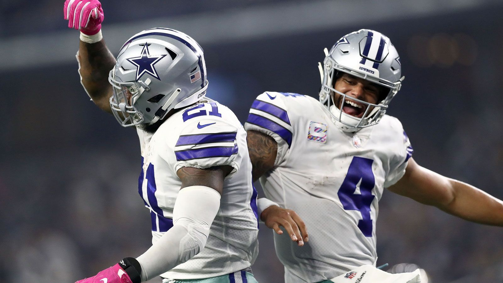 
                <strong>Die Vertragssituation der Stars bei den Dallas Cowboys</strong><br>
                Mit dem Erreichen der Divisional Round haben die Dallas Cowboys eine gute Saison 2018 hinter sich gebracht. Doch wie geht das wertvollste Sportteam der Welt in die neue Saison? Auch wenn Superstars wir Dak Prescott oder Ezekiel Elliott noch ein Jahr unter Vertrag stehen, müssen die Cowboys schon jetzt die Weichen für die Zukunft stellen. Wir analysieren die Vertragssituation der Texaner.
              