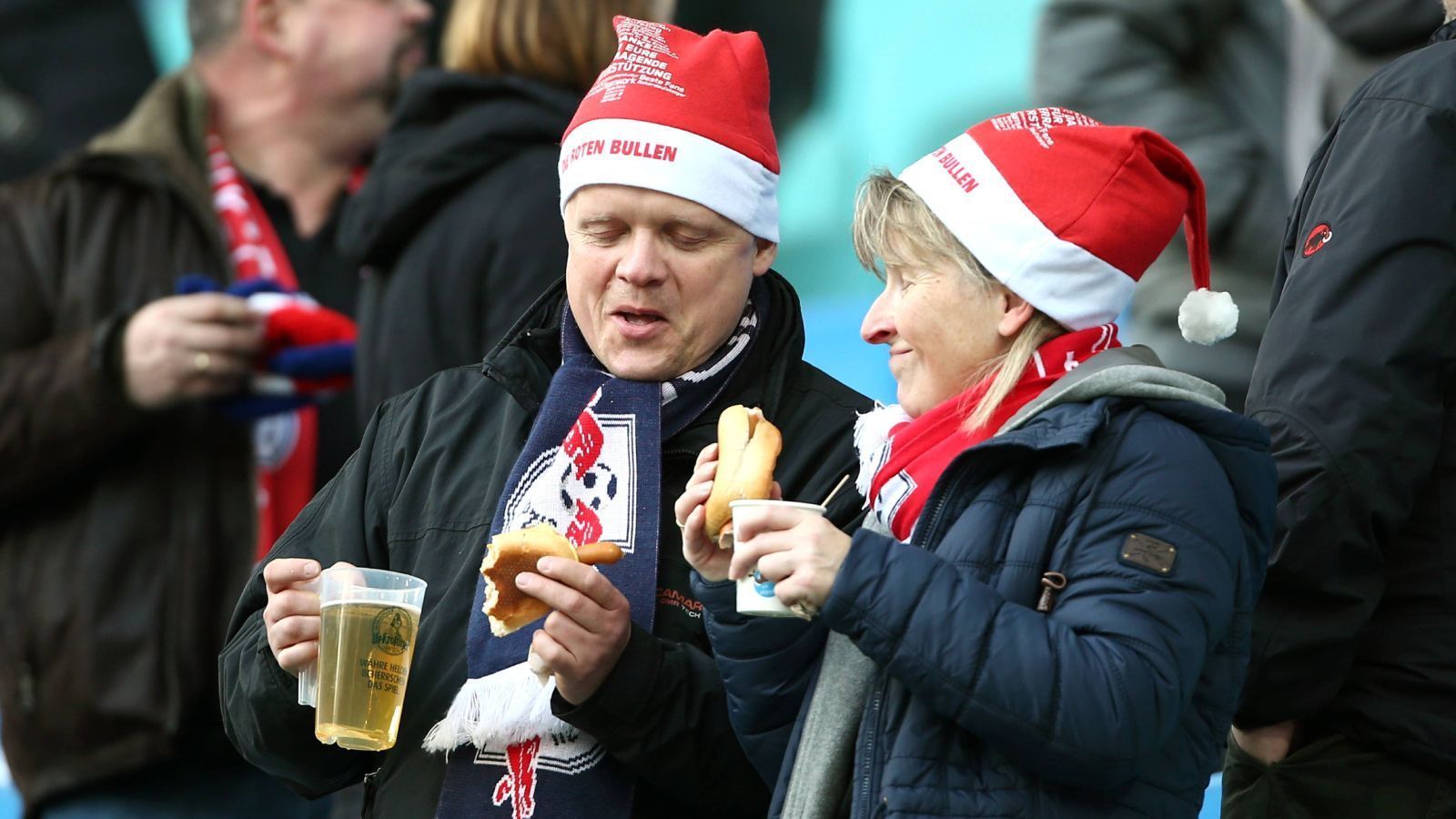 
                <strong>Die (meist überteuerte) Stadionwurst</strong><br>
                Was wäre ein Stadionbesuch ohne eine Stadionwurst? Alleine der Grillgeruch, den die Imbissbude unter der Tribüne absondert, hat sein eigenes Flair und erinnert Fan unweigerlich an ein gut gefülltes Fußballstadion. Ein Gefühl, das am heimischen Grill nicht nachzustellen ist.
              