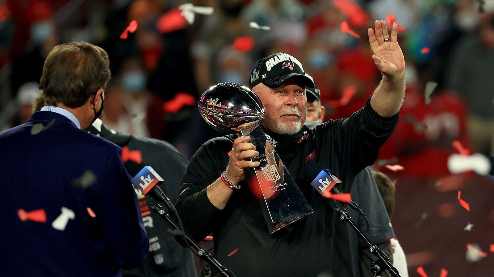
                <strong>Gewinner: Arians ist ältester Head Coach-Champion</strong><br>
                Das Duell der Buccaneers gegen die Chiefs war auch ein Duell der Coaching-Ikonen und es ging klar und deutlich an Bruce Arians. Der 68-Jährige hat sich damit zum ältesten Head Coach gekrönt, der einen Super Bowl gewinnen konnte. "Das ist eure Trophäe. Ich habe überhaupt nichts gemacht. Ihr seid als eine Gruppe aus Brüdern zusammengekommen und habt das möglich gemacht", stellte Arians die historische Leistung seines Teams in den Vordergrund. Dabei hat der Buccaneers-Chef an der Seitenlinie sehr wohl Einiges zum Titel beigetragen. Sowohl offensiv als auch defensiv zeigten sich Bucs fast fehlerfrei, trafen viele richtige Entscheidungen. Daran hat Arians mit den größten Anteil. 
              