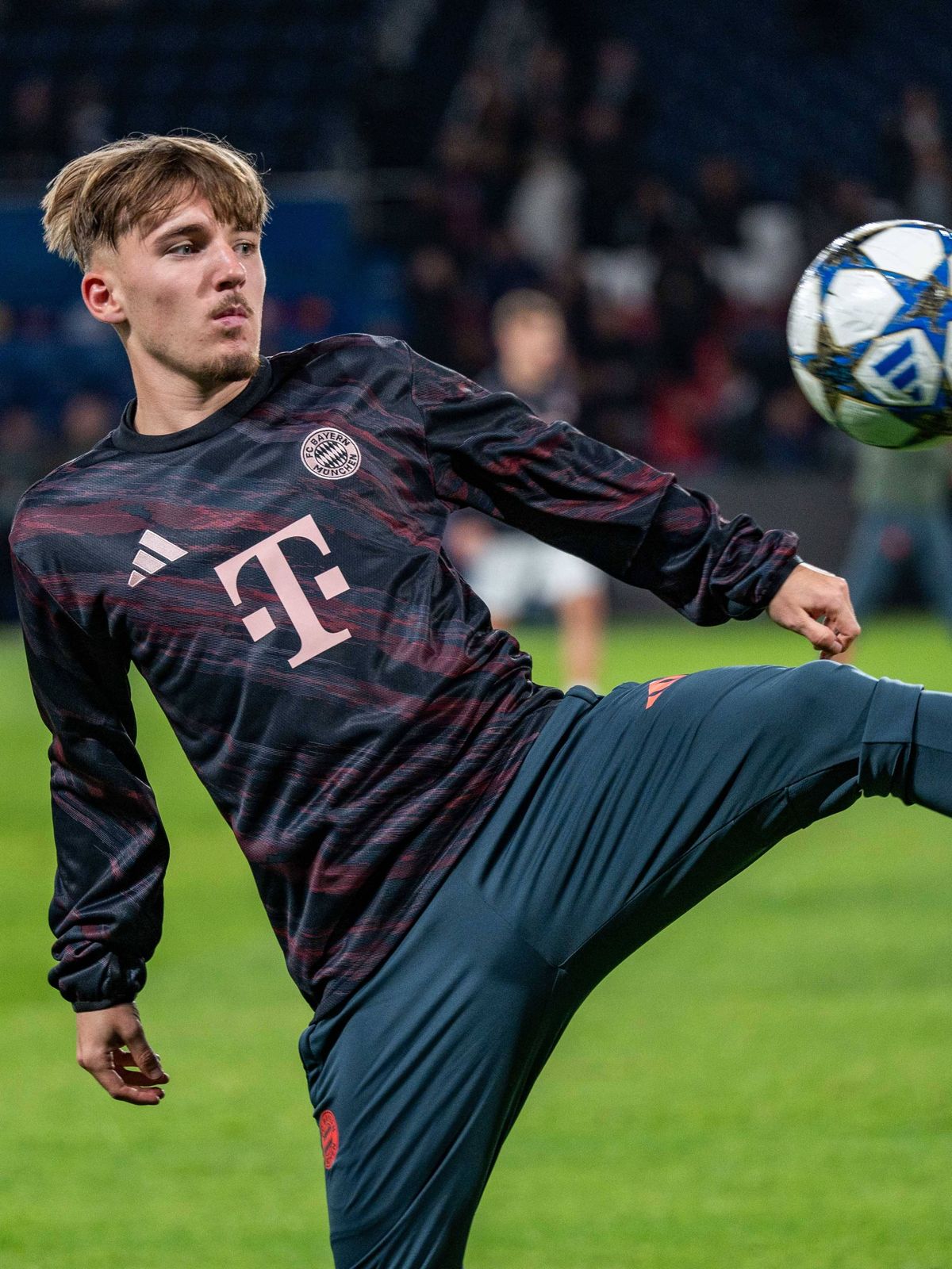 04.11.2025, Paris Saint-Germain vs. FC Bayern München, UEFA Champions League, 04. Spieltag Lennart Karl (FC Bayern Muenchen, 42) *** 04 11 2025, Paris Saint Germain vs FC Bayern Munich, UEFA Champi...