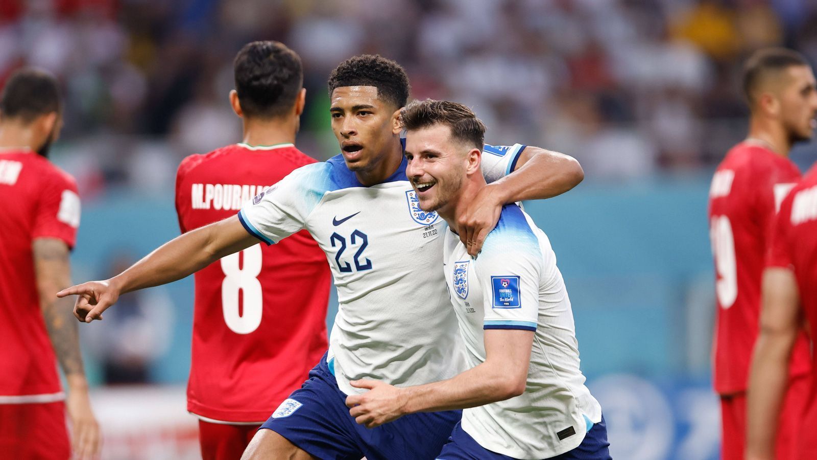 
                <strong>Bellingham leitet Englands Schützenfest gegen Iran ein</strong><br>
                Der erste WM-Auftritt des Teams von Trainer Gareth Southgate ist ein klares Statement. Gegen den Iran zeigen die Engländer beim 6:2 kaum Schwächen, viel Offensivpower und eine gnadenlose Effektivität. Nach dem Führungstor des Dortmunders Jude Bellingham ist das Spiel praktisch schon entschieden. Englands Nationalmannschaft in der Einzelkritik.
              