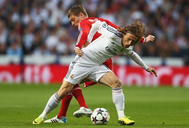 
                <strong>Real Madrid: Luka Modric</strong><br>
                Dass Mesut Özil Real Madrid verlassen musste, hat viel mit Luka Modric zu tun. Unter dem neuen Trainer Carlo Ancelotti, der ihn vorwiegend auf der Sechs aufstellt, blühte der Kroate regelrecht auf. Das Duell mit Tiago entscheidet er für sich - 5:3 Atletico.
              