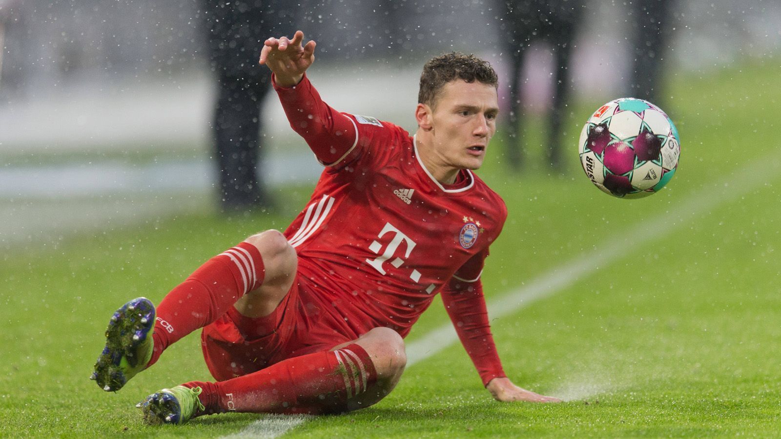 
                <strong>Benjamin Pavard</strong><br>
                Pavard gilt als eines der größten Sorgenkinder bei den Bayern, macht gegen Augsburg aber zunächst ein solides Spiel. Hat die meisten Ballaktionen bei den Bayern (101), bleibt im Spiel nach vorne aber ohne Akzente. Hat zudem mächtig Dusel, dass der Elfmeter nach seinem unnötigen Handspiel eine Viertelstunde vor dem Ende am Pfosten landet. ran-Note: 4
              