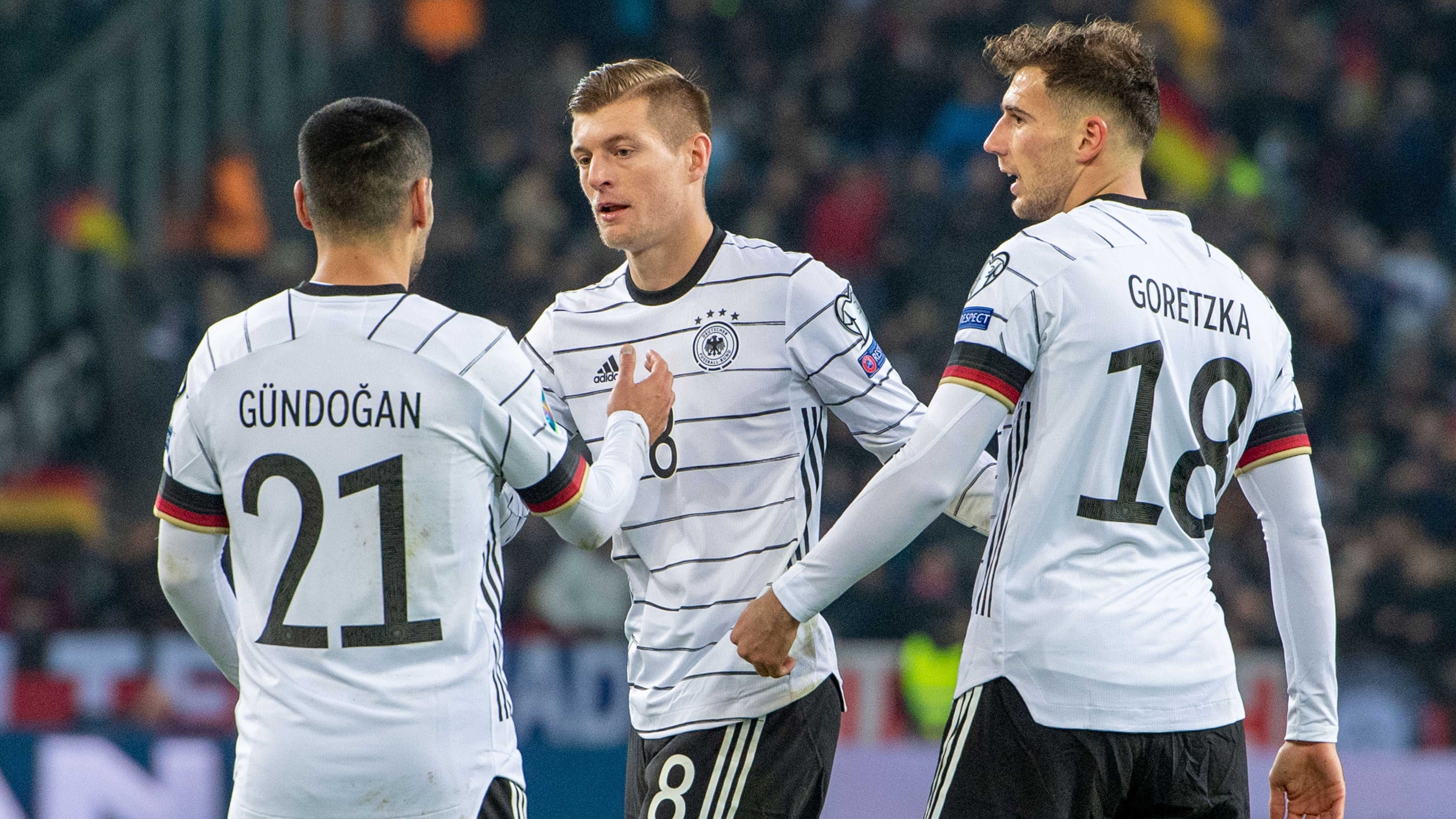 
                <strong>Verlierer: Leon Goretzka, Ilkay Gündogan, Toni Kroos</strong><br>
                Konnten allesamt nicht mitwirken und mussten mitansehen, wie sich Florian Neuhaus von Minute zu Minute steigerte und Ansprüche auf einen Platz im zentralen Mittelfeld anmeldete. Haben zwar allesamt ein hohes Standing beim Bundestrainer, dürfen sich aber nicht darauf ausruhen, wenn sie bei der EM regelmäßig auflaufen wollen.
              