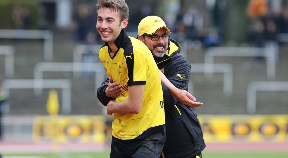 
                <strong>David Wagner (Huddersfield Town)</strong><br>
                Möglich, dass sich stattdessen ein anderer großer Klub Englands um ihn bemühen würde. Oder eben Borussia Dortmund. Abstieg auf der Insel hin oder her, die BVB-Fans würden eine Verpflichtung von Wagner sicher positiv aufnehmen. Mit ihm könnte Dortmund endlich wieder die Defensive stabilisieren - der große Pluspunkt von Huddersfield im Aufstiegsjahr. Und allein durch seine Borussia-Vergangenheit und die Nähe zu Klopp hat Wagner weitere Argumente auf seiner Seite. Wirklich überraschend wäre sein Comeback in schwarz-gelb also nicht.
              