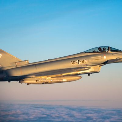 Ein Kampfflugzeug vom Typ Eurofighter Typhoon der Luftwaffe 