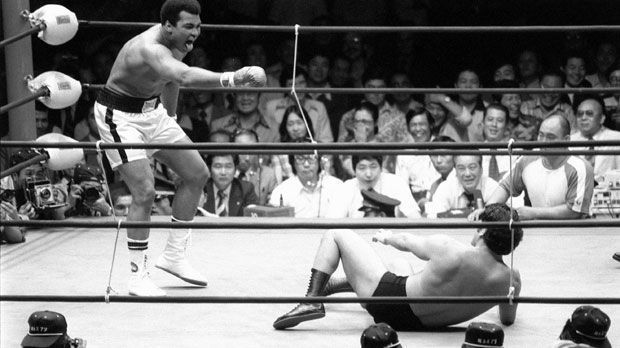 
                <strong>Muhammad Ali vs. Antonio Inoki</strong><br>
                1976 erlebt Muhammad Ali einen der peinlichsten Momente seiner Karriere. "The Greatest" wollte sich mit Wrestler Antonio Inoki messen. Die Regeln wurden extra für diesen einen Fight erstellt, so dass der Kampf eher einem MMA-Event als einem Boxkampf glich. Ursprünglich war geplant, dass Ali den Referee K. o. schlägt und daraufhin von Inoki per Kick gegen den Kopf seinerseits zu Boden geschickt wird. Ali wollte davon jedoch nichts wissen, er bevorzugte einen richtigen Kampf. Der wurde zur großen Enttäuschung. Inoki warf sich in jeder Runde auf den Boden und trat Ali gegen das Schienbein. Nach 15 Runden endete der Kampf unentschieden und Ali verließ den Ring mit einer schweren Schienbeinverletzung. 
              