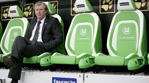 
                <strong>Steve McClaren (VfL Wolfsburg)</strong><br>
                Im Sommer 2010 wagte der VfL Wolfsburg ein Experiment - und es ging ziemlich schief. Der Bundesligist verpflichtete mit Steve McClaren einen Engländer, der zuvor schon Nationaltrainer der "Three Lions" war. Nachdem er in den Niederlanden mit Twente Enschede Meister wurde, versuchte sich der Brite bei den Niedersachsen. Doch aufgrund fehlenden Erfolges wurde McClaren nach gut einem halben Jahr gefeuert. Eine 0:1-Derbypleite in Hannover besiegelte im Februar 2011 das Ende der kurzen McClaren-Ära. Nach seinem Aus beim VfL trainierte der Engländer fast ausschließlich in seiner Heimat. Aktuell ist er Berater beim israelischen Klub Maccabi Tel Aviv.
              