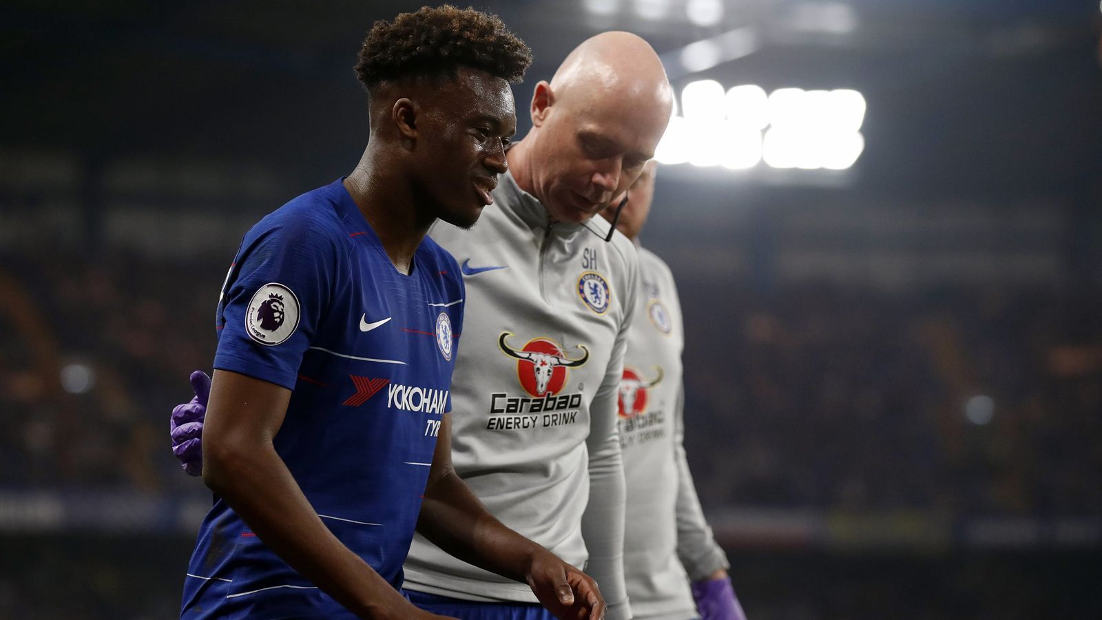 
                <strong>Verspätung beim Melden von Verletzung oder Krankheit</strong><br>
                Bevor die Chelsea-Stars ihre freien Tage genießen können, müssen sie noch mal ganz genau in ihren Körper reinhören. Wer es nämlich unterlässt, Verletzungen oder Krankheiten vor freien Tagen zu melden, muss 10.000 britische Pfund (rund 11.680 Euro‬) an Strafe bezahlen. Hintergrund dürfte wohl sein, dass Spieler, die sich mit Krankheiten oder Verletzungen herumplagen, sofort bei Auftreten dieser Beschwerden in medizinische Behandlung bei den "Blues" kommen sollen, um die Ausfallzeit so gering wie möglich zu halten.
              