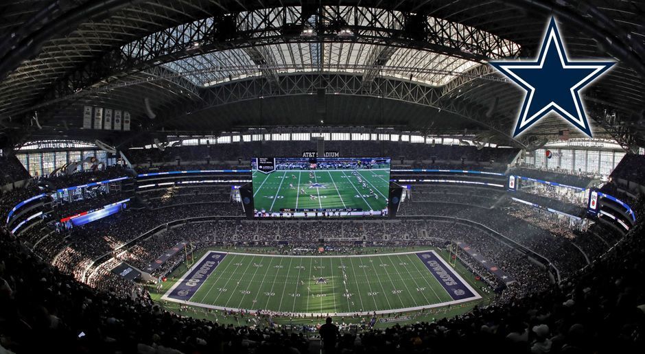 
                <strong>Dallas Cowboys</strong><br>
                Dak Prescott, Ezekiel Elliott und Co. müssen für ihre Heimspiele ebenfalls ein Stückchen fahren. Das AT&T Stadium, in dem die Cowboys seit 2009 zuhause sind, befindet sich nämlich nicht in Dallas, sondern in Arlington. Die beiden Städte des US-Bundesstaats Texas liegen circa 38 Kilometer voneinander entfernt.
              