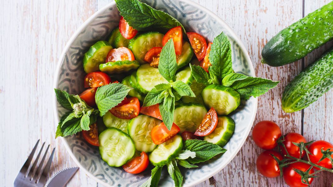 Ein Rezept, das in den Wechseljahren gut tut: Gurkensalat mit Tomate und Radieschen