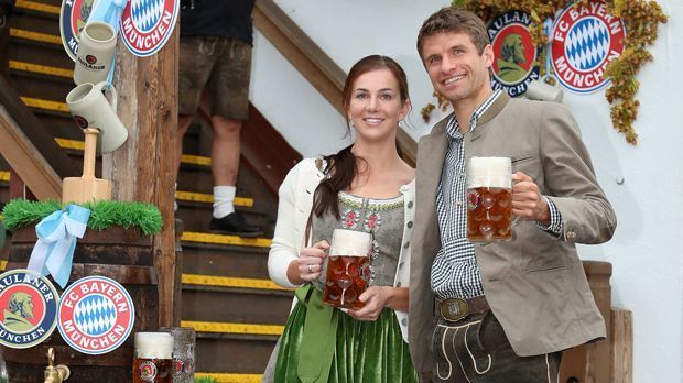 
                <strong>Thomas Müller</strong><br>
                Thomas Müller war mit Ehefrau Lisa dabei.
              