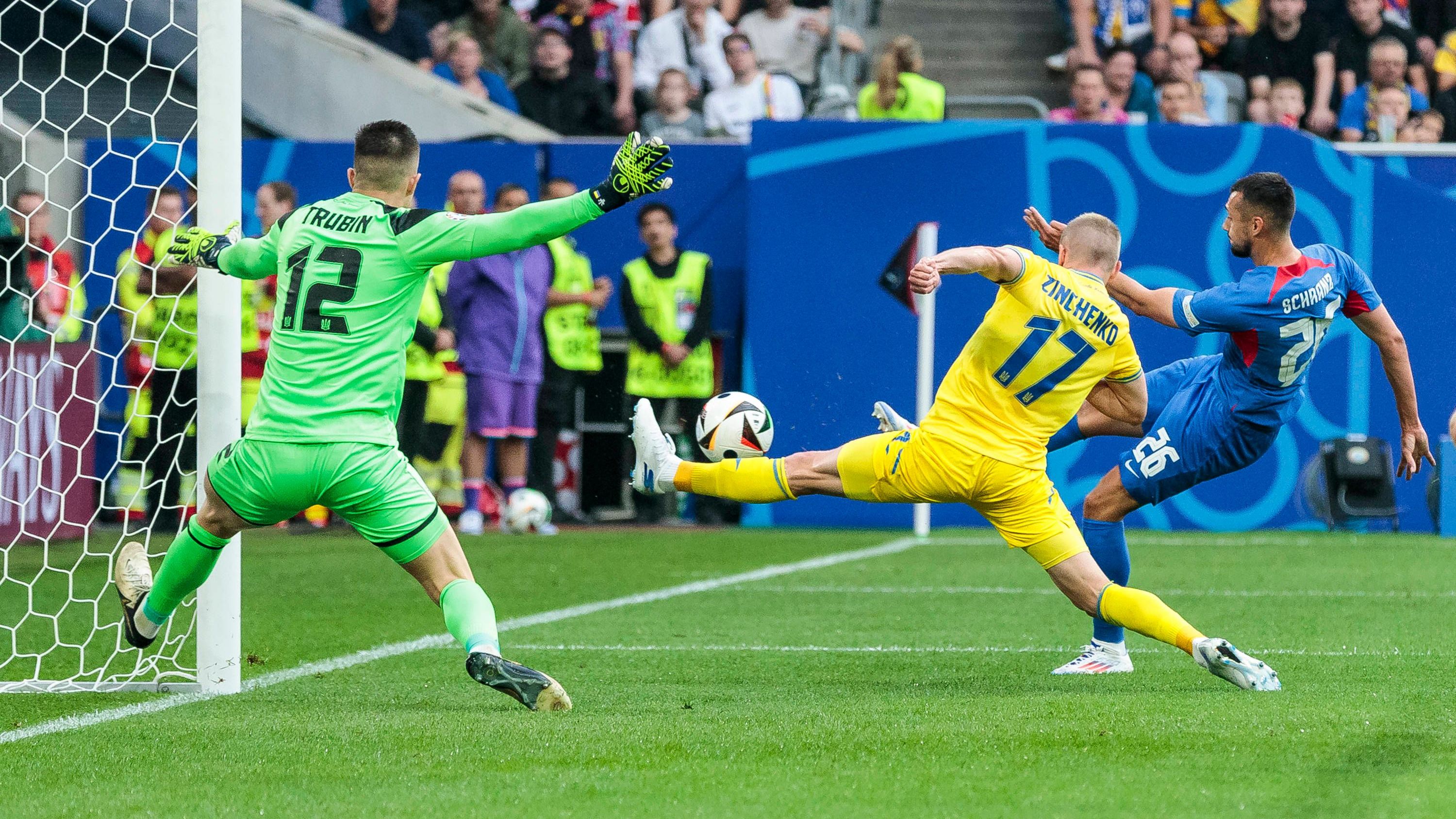 <strong>Trubin früh im Fokus</strong><br>Er steht schon früh im Mittelpunkt. Ukraine-Keeper Anatoliy Trubin hält zunächst mit tollen Paraden die Null. Der Schlussmann ersetzt den gegen Rumänien so unglücklich agierenden Lunin.&nbsp;