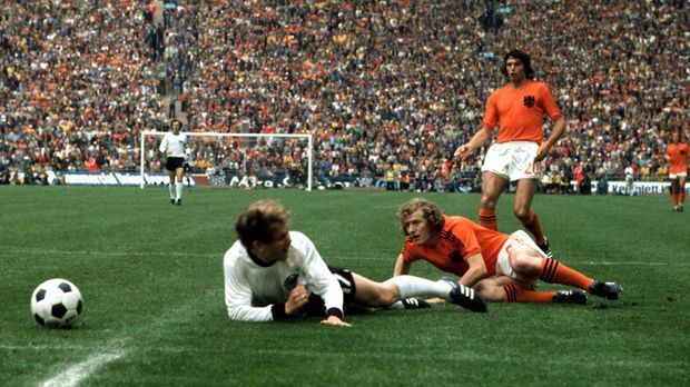 
                <strong>Bernd Hölzenbein</strong><br>
                Bernd Hölzenbein: Er holte im WM-Endspiel 1974 gegen die Niederlande nach einem Foul von Wim Jansen den umstrittenen Strafstoß zum 1:1-Ausgleich heraus. Doch war das überhaupt eine Schwalbe? Geschickt eingefädelt trifft es wohl eher. Oder clever geschützt. "Das Fallen war keine kalkulierte Absicht, sondern instinktiver Selbstschutz gegen den Versuch eines groben Fouls von Jansen. Ich habe nur automatisch reagiert wie ein Boxer, der einem Schlag ausweicht. Ein Schutzreflex. Ich bin kein Betrüger", sagte er einmal.
              