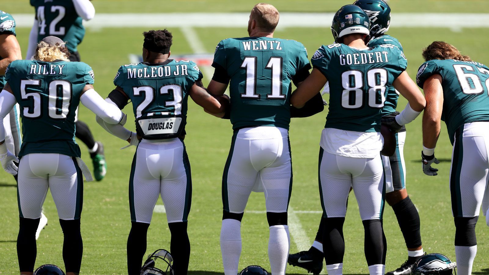 
                <strong>Philadelphia Eagles</strong><br>
                Die Eagles haben keinen Spieler auf der Covid-Liste. Dort befanden sich zuletzt die Wide Receiver Deontay Burnett und J.J. Arcega-Whiteside, die aber beide wieder in den aktiven Kader gehoben worden.
              