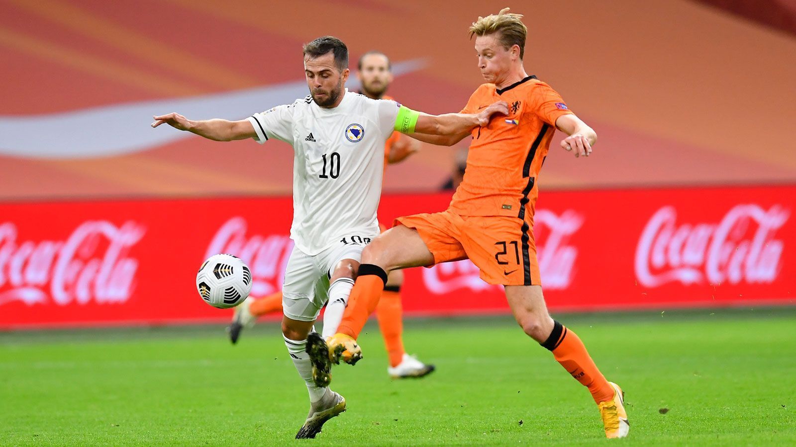 
                <strong>Niederlande (FIFA-Weltrangliste Platz 15)</strong><br>
                Auch die Niederlande haben ein ereignisreiches Jahrzehnt hinter sich: Nach dem WM-Finale 2010 und Platz drei 2014 verpasste die "Elftal" sowohl die EM 2016 in Frankreich als auch die WM 2018 in Russland. Daraufhin schlug "Oranje" einen Umbruch ein und setzte vermehrt auf die jungen und hungrigen Talente wie Frenkie de Jong, Matthijs de Ligt und Memphis Depay. Es folgte eine deutliche Leistungssteigerung: Unter Ronald Koeman spielte sich die Niederlande unter anderem bis ins Finale der Nations League. Derzeit bereiten vor allem die Verletzungssorgen in der Defensive Sorgen - unter anderem Abwehrchef Virgil van Dijk wird eine ganze Weile nicht spielen können.. ran.de-Prognose: Das Achtelfinale wird die Niederlande dank der leichten Gruppe problemlos erreichen. Spätestens eine Runde später ist aber Schluss.
              