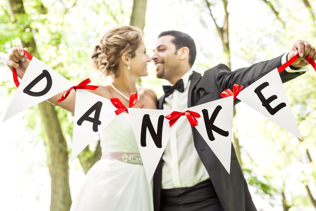 Den Gästen "Danke" sagen – nach der Hochzeit auf jeden Fall ein Muss. Wer kein entsprechendes Bild beim Fotoshooting hat machen lassen, kann natürlich auch jedes beliebig andere von der Hochzeit nehmen.