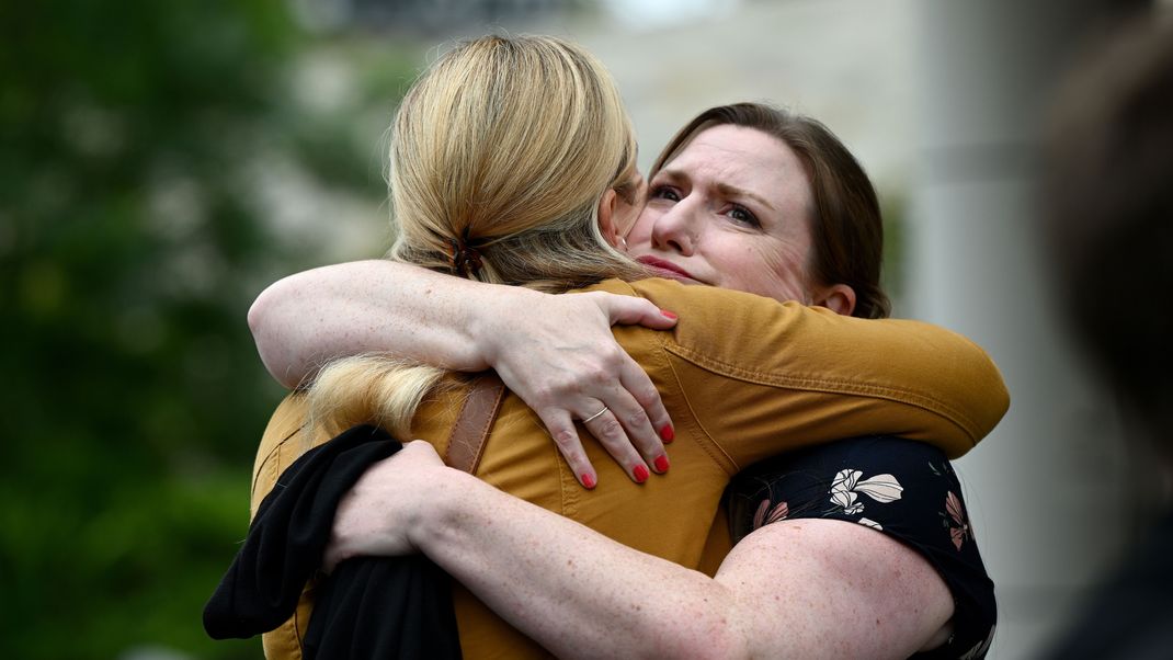 Eine Unterstützerin umarmt Christina Strobel (l), die Schwester von Simone Strobel, vor dem Lidcombe Coroners Court. Bei der Untersuchung des Todes der deutschen Rucksacktouristin Simone Strobel im Jahr 2005 werden neue Beweise erwartet. 