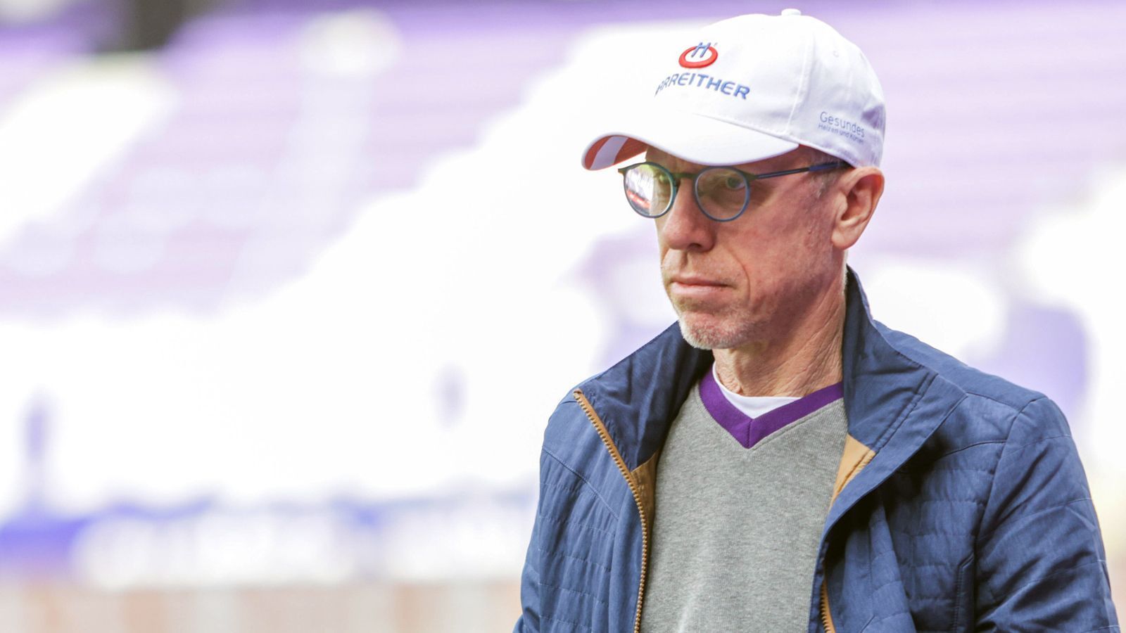 
                <strong>Peter Stöger (Ferencvaros Budapest/Ungarn)</strong><br>
                Wie man Meister wird, weiß Ex-BVB- und -Köln-Trainer Peter Stöger aus seiner Vergangenheit bei Austria Wien. Nach seiner zweiten Ära beim österreichischen Hauptstadt-Klub zog es den 55-Jährigen nun von Wien in die ungarische Hauptstadt Budapest, wo er das Traineramt bei Ferencvaros übernahm. Beim amtierenden Meister folgt Stöger auf die ukrainische Ikone Sergiy Rebrov. Der Ex-Stürmer führte Ferencvaros in der Vorsaison über die Quali in die Gruppenphase der Champions League und auch zum erneuten nationalen Titel. Damit hat Stöger die Chance, durch ein erneutes Überstehen der Champions-League-Qualifikation mit seinem neuen Team in der Gruppenphase zu spielen. Dies wäre für Stöger Neuland, sowohl mit Köln, Dortmund und Austria Wien war er lediglich im UEFA Cup bzw. der Europa League aktiv.
              