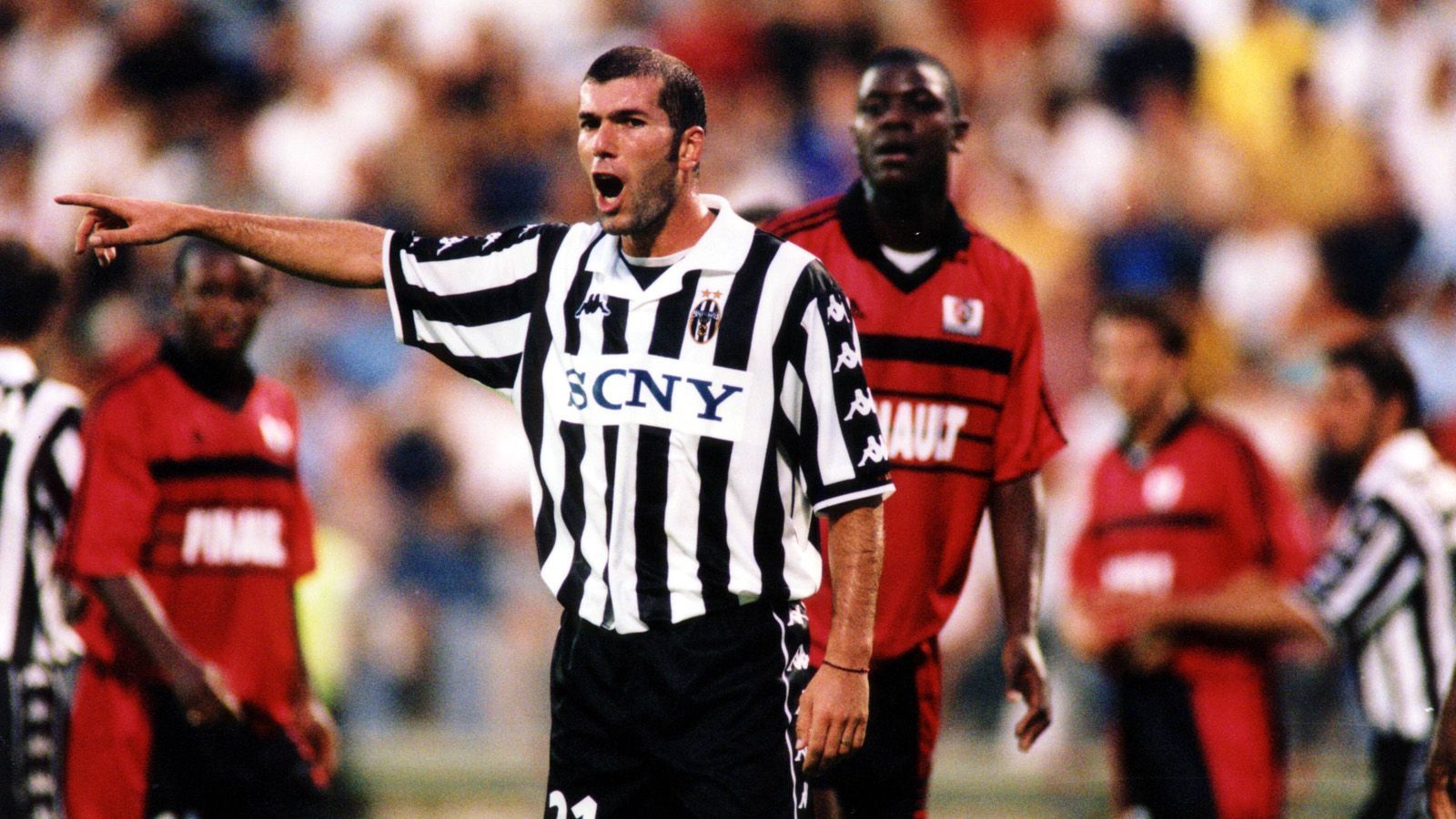 
                <strong>Zinedine Zidane - 14 Rote Karten</strong><br>
                Zinedine Zidane war einer der begnadetsten Fußballer seiner Zeit und hat sowohl als Spieler als auch später als Trainer quasi alles erreicht. Aber Zizou ließ sich auch zum einen oder anderen Platzverweis hinreißen. Unvergessen natürlich der Kopfstoß gegen Marco Materazzi im WM-Finale 2006.
              