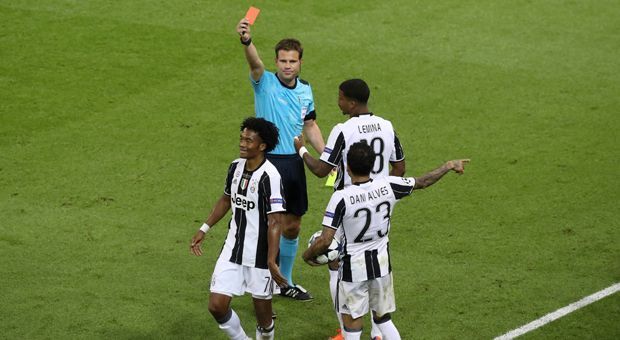 
                <strong>Juan Cuadrado vs. Sergio Ramos</strong><br>
                Schließlich zeigt Schiedsrichter Felix Brych dem schon verwarnten Cuadrado die Gelb-Rote Karte. Juve spielt die letzten zehn Minuten zu zehnt und kassiert noch das 1:4. Die Szene hinterlässt einen faden Beigeschmack. Der Verdacht liegt nahe: Ramos hat die Szene inszeniert, hat somit Cuadrados Platzverweis provoziert. Ohne konkrete TV-Bilder gilt natürlich die Unschuldsvermutung. Aber: Vieles deutet darauf hin, dass der Schiedsrichter bewusst getäuscht wurde. Das hätte mit Fair Play nichts zu tun.
              