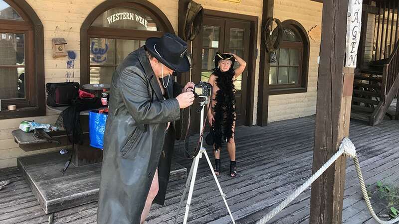 Schnell lassen er und Partnerin Margitta alle Hüllen Fallen. Beim Shooting wird schnell deutlich: So nackt und wild war der Wilde Westen schon lange nicht mehr!