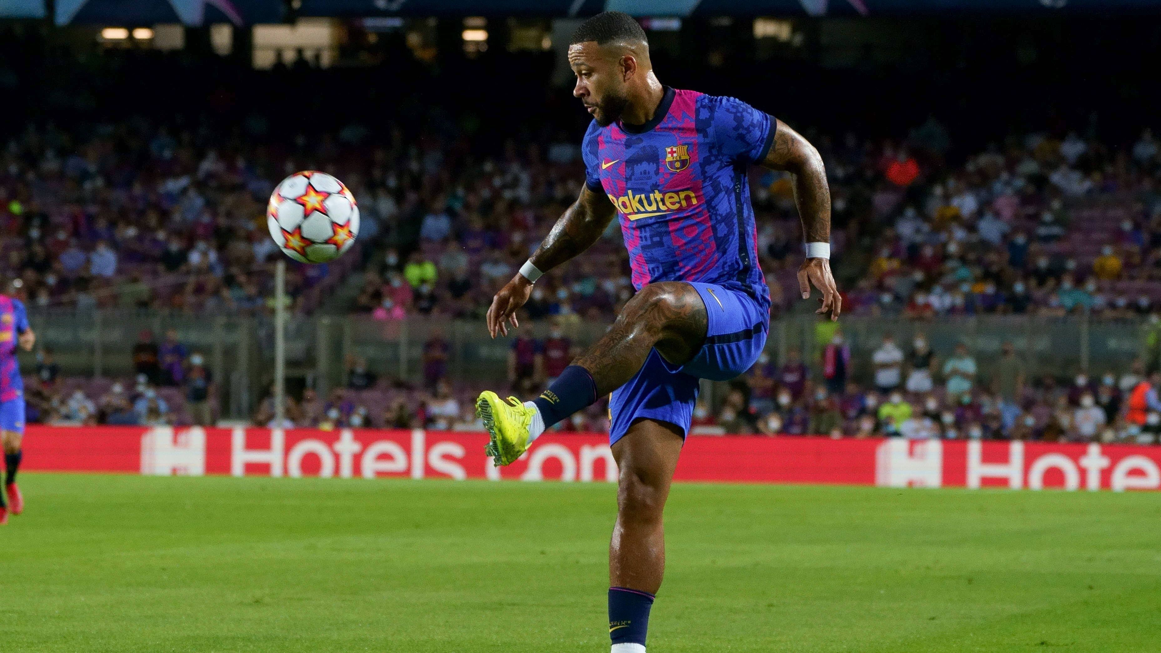 
                <strong>Memphis Depay</strong><br>
                Nach dem Messi-Abgang soll vor allem er für Torgefahr sorgen. Anfangs noch bemüht, läuft das Spiel zunehmend am Niederländer vorbei. In der zweiten Halbzeit fällt der Stürmer eher durch ständiges lamentieren auf, Torchancen kreiert er ähnlich wie die gesamte Barca-Offensive kaum bis gar nicht. Am Ende ohne Torschuss. ran-Note: 5
              