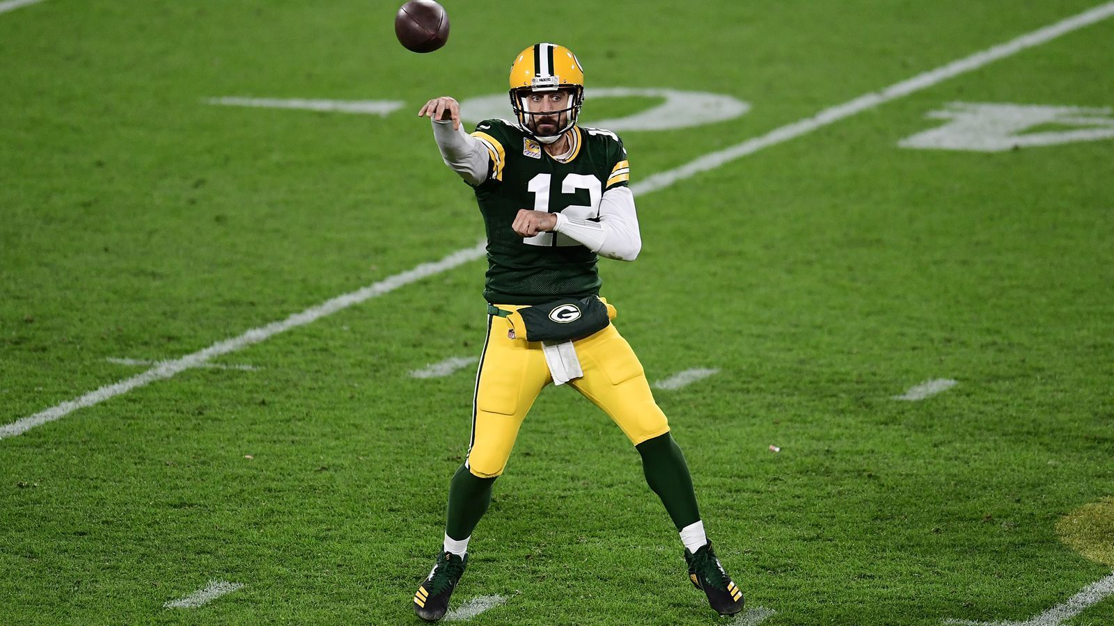 
                <strong>Gewinner: Aaron Rodgers</strong><br>
                Im Draft holten die Green Bay Packers mit Jordan Love einen Quarterback, anstatt Aaron Rodgers einen neuen Receiver als Top-Pick an die Seite zu stellen. Das veranlasste manch einen Experten, darüber nachzudenken, wie viel Zeit Rodgers noch in Green Bay bleibe. A-Rod gibt die Antwort darauf auf dem Platz. 327 Yards und vier Touchdown-Pässe gegen die Atalanta Falcons sind ein überragender Arbeitsnachweis für den Mann, der bald 37 Jahre alt wird. Die Packers stehen bei 4-0, in den ersten vier Saisonspielen wurde jeweils die 30-Punkte-Marke geknackt. Die heißeste Offense der NFL kommt aus dem kühlen Green Bay.
              