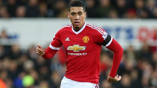 
                <strong>Abwehr - Chris Smalling</strong><br>
                Rechtsverteidiger - Chris Smalling: Als Rechtsverteidiger nominiert der 35-Jährige Chris Smalling von Manchester United. Smalling steht bei aktuell 51 Prozent gewonnener Zweikämpfe und kurbelt den Aufbau bei den Red Devils mit an - hier steht er bei 82 Prozent angekommener Pässe. Defensiv konnte sich der Verteidiger deutlich verbessern. United hat momentan die zweitbeste Abwehr der Liga.
              