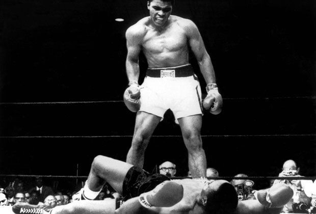 
                <strong>Muhammad Ali vs. Sonny Liston</strong><br>
                25.05.1965: Bereits in der ersten Runde liegt Sonny Liston im Weltmeisterschafts-Kampf gegen Cassius Clay (später Muhammad Ali) am Boden. K.o.-Sieg für Ali durch den sogenannten "Phantom-Punch".
              