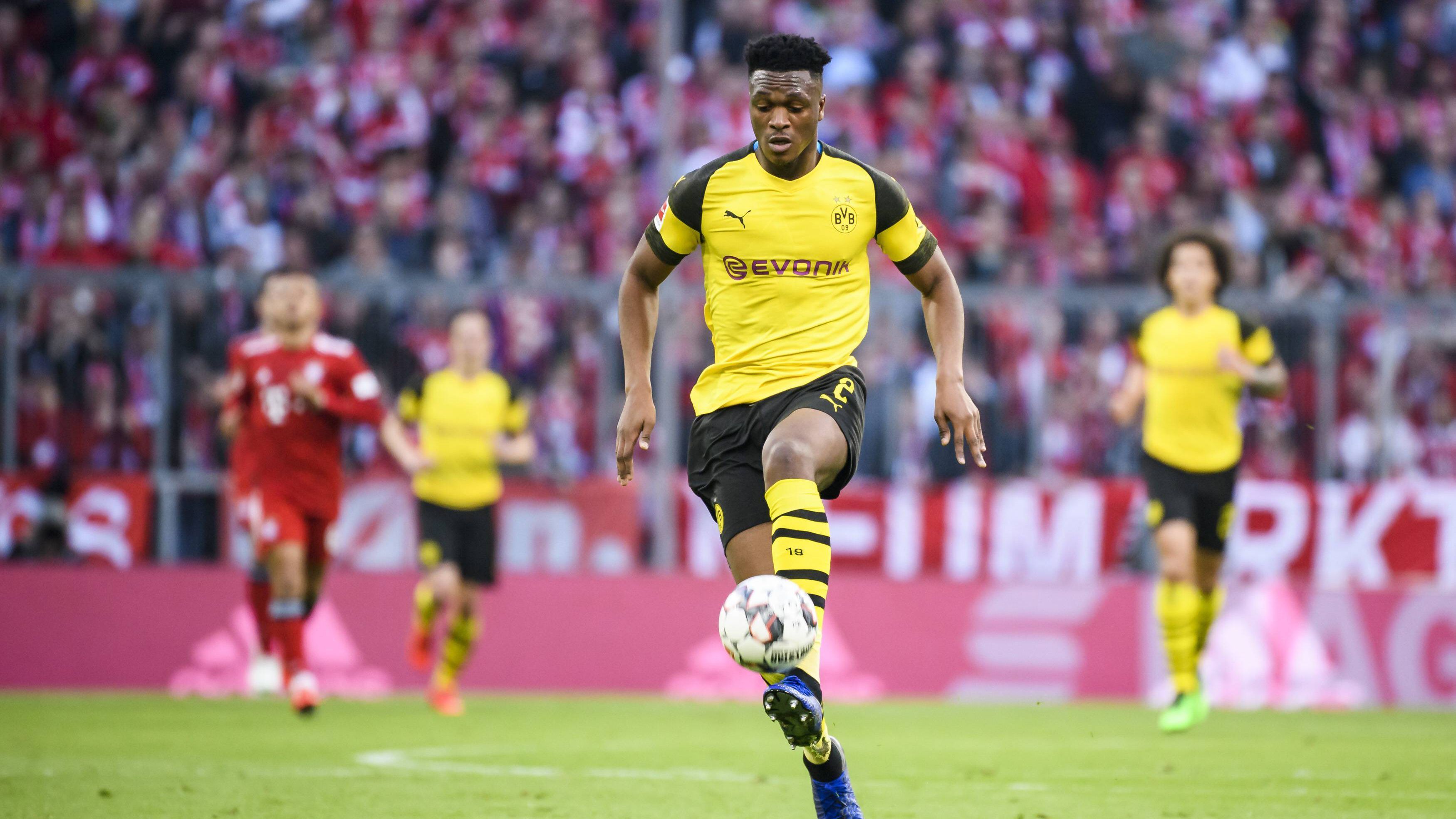 
                <strong>Dan-Axel Zagadou (Borussia Dortmund)</strong><br>
                Dan-Axel Zagadou (Borussia Dortmund)
              