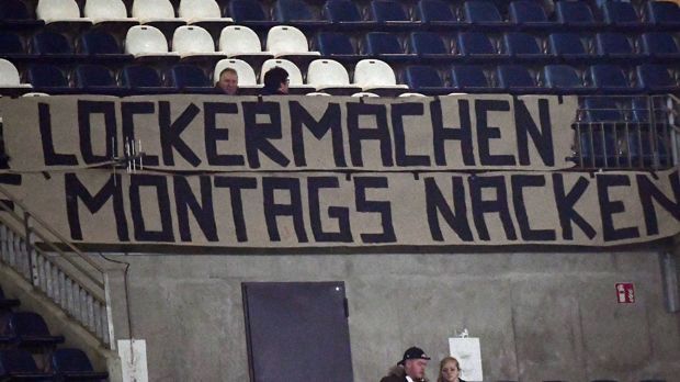 
                <strong>"Fehlt nur noch Helene": So protestieren die Eintracht-Fans gegen Montagsspiele</strong><br>
                
              