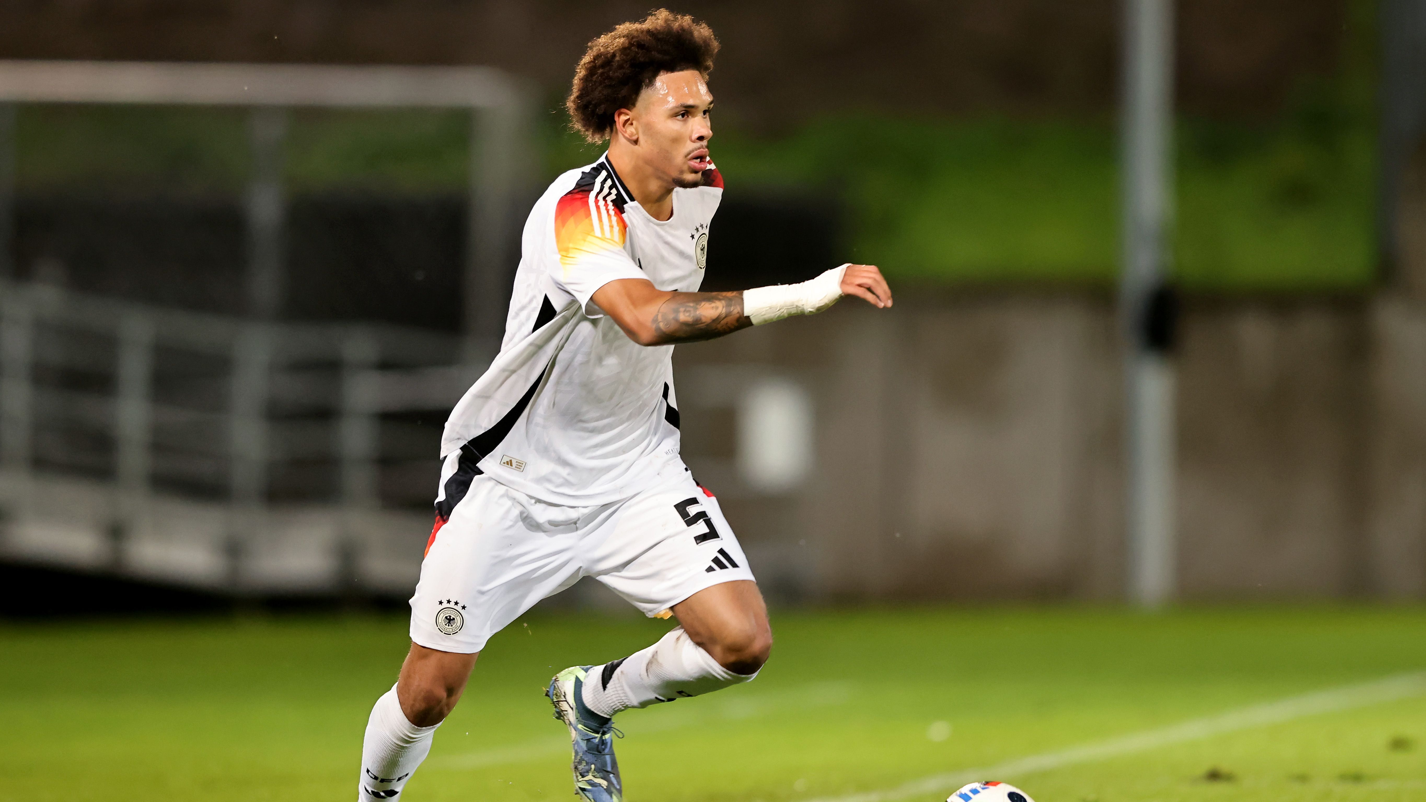 <b>Abwehr: Nnamdi Collins</b><br>Alter: 21<br>Verein: Eintracht Frankfurt<br>U21-Länderspiele: 2