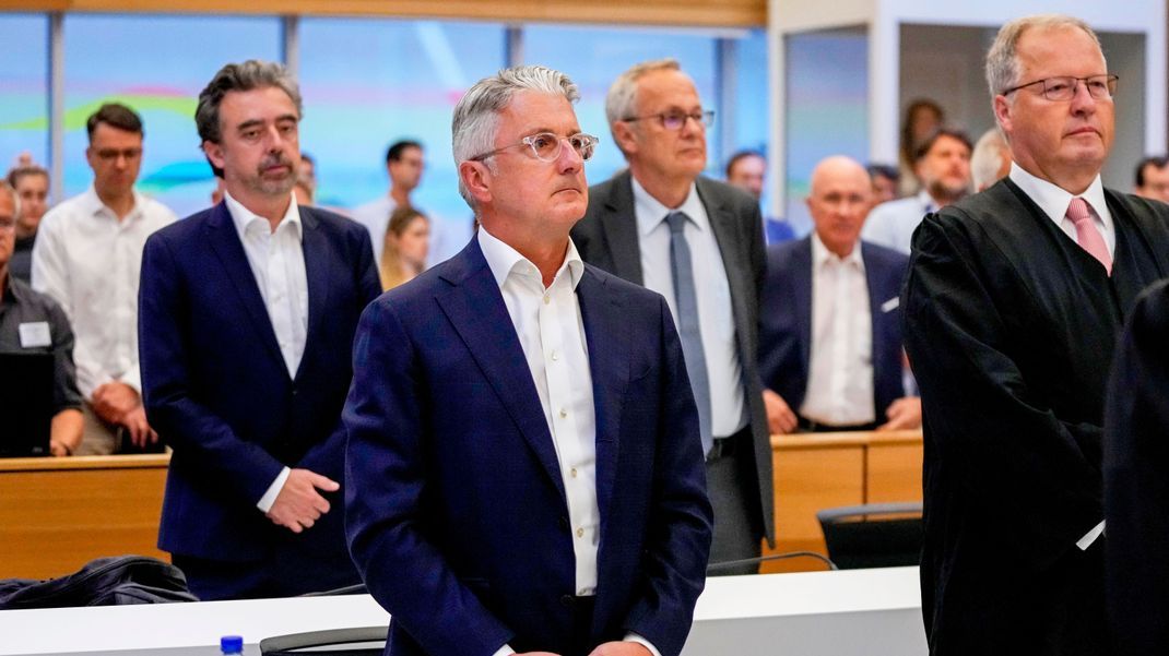 Das Landgericht München hat den ehemaligen Audi-Chef Rupert Stadler (Mitte) zu einer Bewährungsstrafe verurteilt. 