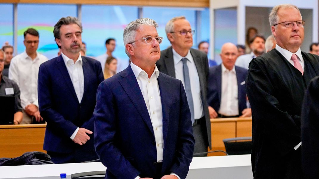 Das Landgericht München hat den ehemaligen Audi-Chef Rupert Stadler (Mitte) zu einer Bewährungsstrafe verurteilt. 