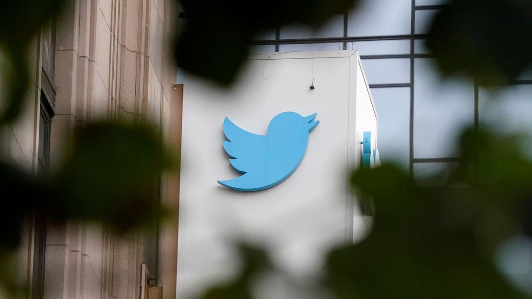 Der Twitter-Firmenhauptsitz in San Francisco mit Logo am Gebäude.