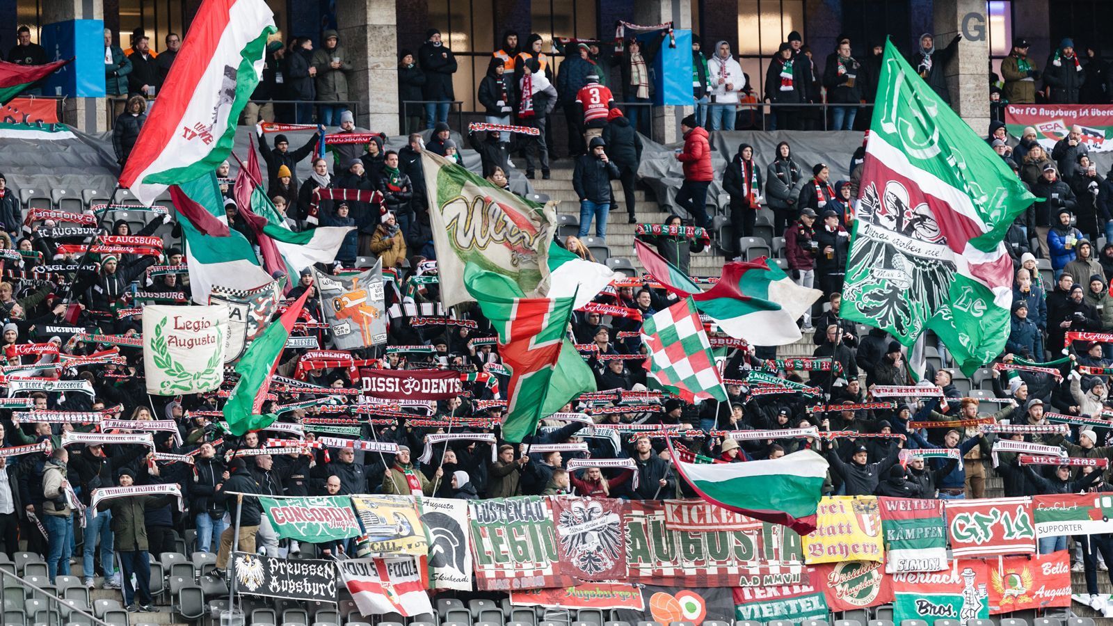 
                <strong>Platz 16 - FC Augsburg</strong><br>
                &#x2022; Durchschnittliche Anzahl an Auswärtsfans: 1.339<br>&#x2022; Höchste Anzahl an Auswärtsfahrern: 4.000 (in München)<br>&#x2022; Niedrigste Anzahl an Auswärtsfahrern: 350 (in Wolfsburg)<br>
              