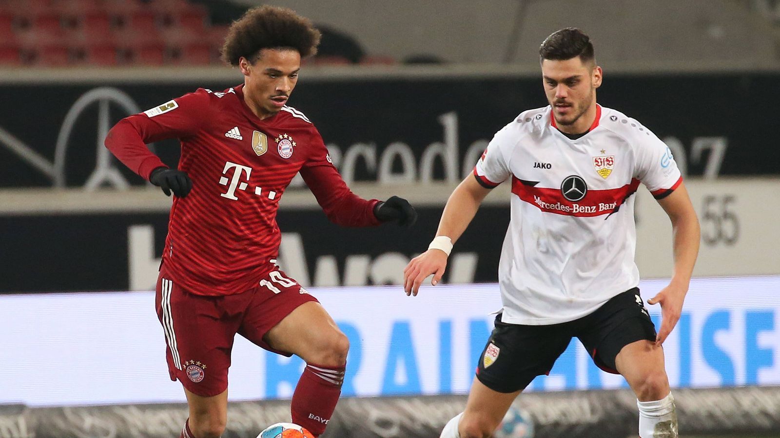 
                <strong>Aber bitte mit Sane – ein Gewinner unter Nagelsmann </strong><br>
                Leroy Sane ist einer der großen Gewinner in der Bayern-Hinrunde – und das nachdem er im August noch von den eigenen Fans ausgepfiffen wurde. Er zeigte aber eine starke Reaktion und kommt in dieser Saison in 25 Pflichtspielen schon auf genauso viele Tore (10) und fast so viele Assists (12) wie in der ganzen vergangenen Saison (44 Pflichtspiele, 10 Tore, 13 Assists). In den sechs größten europäischen Ligen hat 2021/22 kein deutscher Spieler mehr Pflichtspieltore erzielt als Leroy Sane für den FC Bayern. Der 25-jährige Nationalspieler ist neben Thomas Müller der einzige Bayern-Spieler, der unter Julian Nagelsmann in allen 25 Pflichtspielen dabei war (21 Mal Startelf).
              