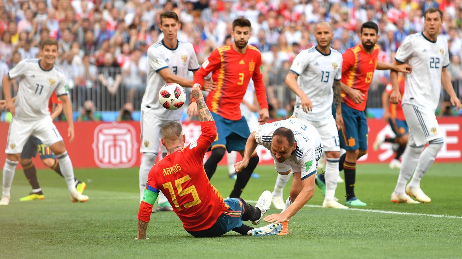 
                <strong>So krass feiert Ramos das russische Eigentor</strong><br>
                In der 12. Minute des WM-Achtelfinals geht Spanien gegen Russland in Führung. Sergey Ignashevich springt der Ball bei einem Gerangel mit Sergio Ramos an die Wade und von dort ins Tor. Ramos lässt sich für das Tor, das eigentlich gar nicht seins war, feiern. Und wie ...
              