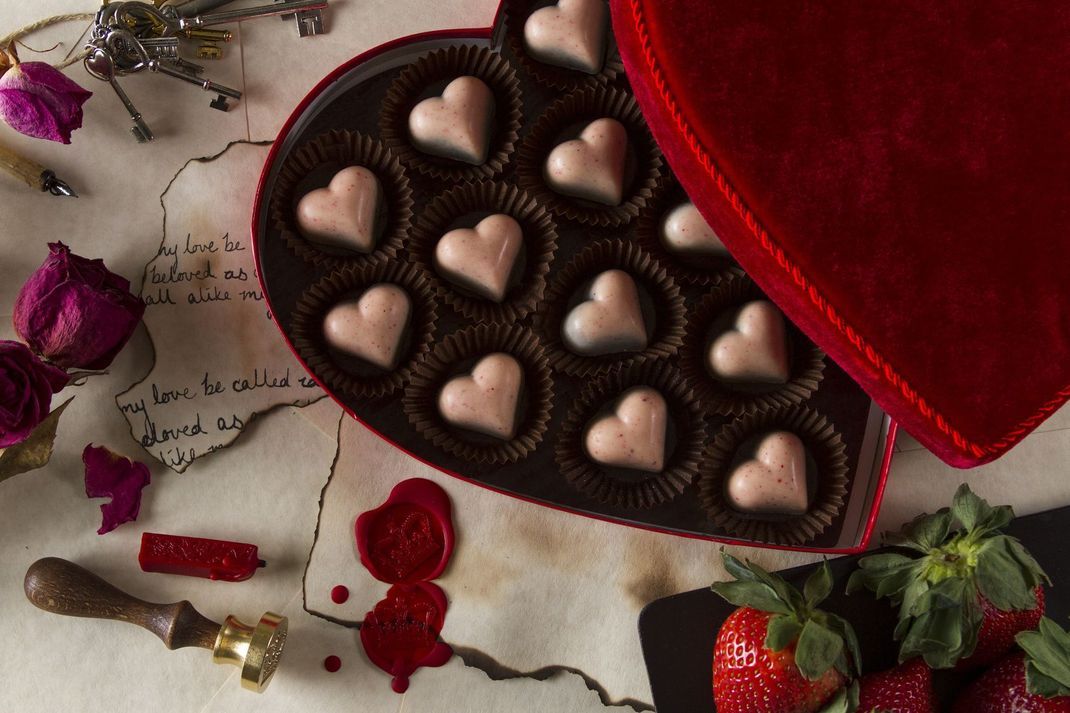 Im Trend: Schokolade im Internet bestellen – hier finden sich die schönsten Pralinen und Tafeln zum Tag der Liebe.